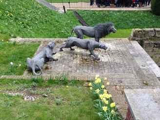 they had these cool wires statues outside of the Tower of London (never mind the fact that they represent all the animals used to torture and kill prisoners)